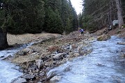 15 Salendo valloncello con ruscello ghiacciato